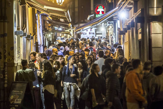 Ambiente de fin de semana en la calle Laurel de Logroño