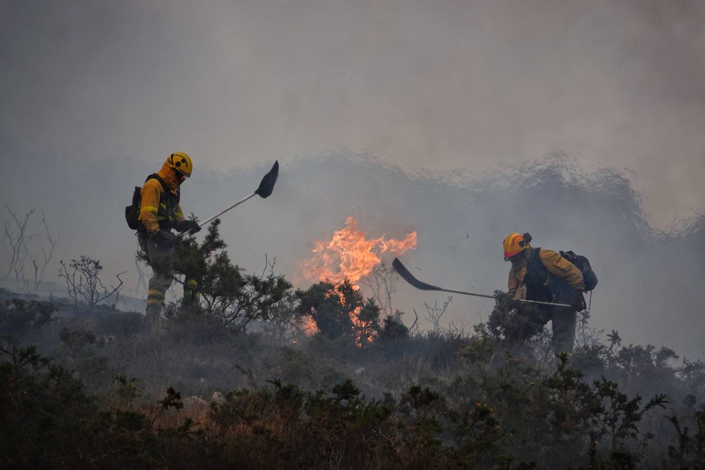 Bomberos de Asturias trabajan para extinguir las llamas en un incendio forestal