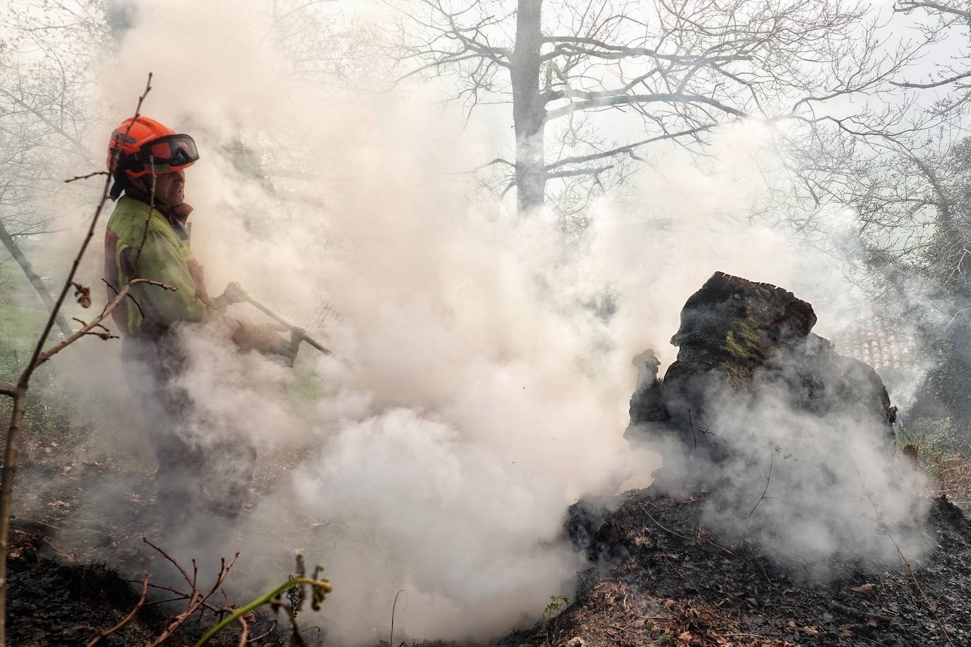 Bomberos de Asturias trabajan para extinguir las llamas en un incendio forestal