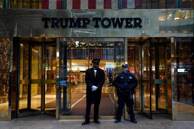 Un policía monta guardia delante del acceso a la Torre Trump en Nueva York