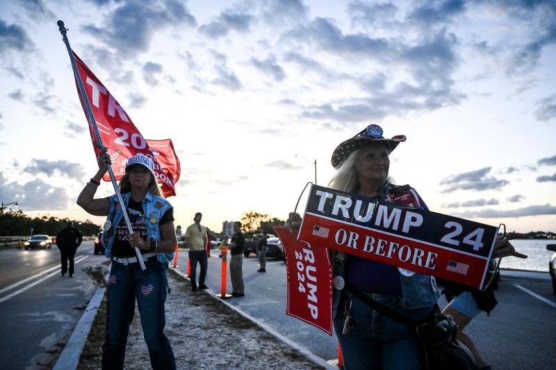 Seguidores de Trump, al amanecer de este viernes frente a la carretera que conduce a la mansión de Mar-a-Lago