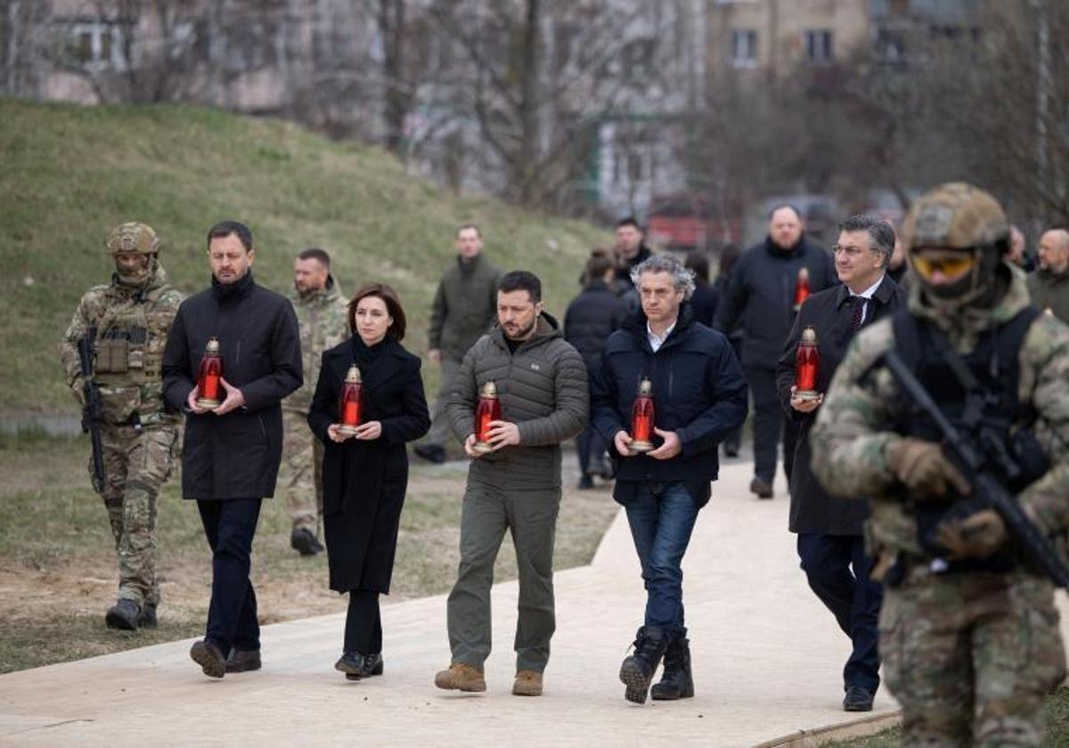 Volodímir Zelenski regresó este viernes a Bucha acompañado de varios líderes europeos.