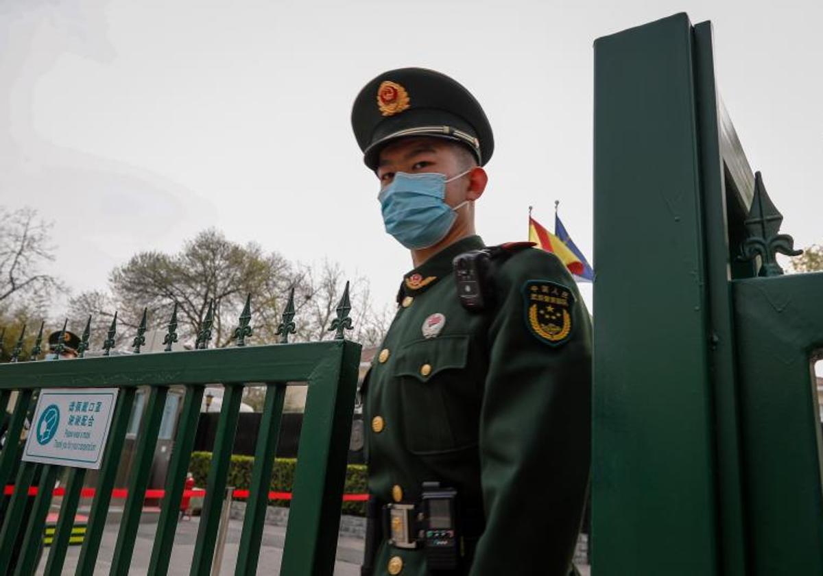 Un soldado chino, este viernes, de guardia ante la Embajada de España en Pekín durante la visita de Sánchez.