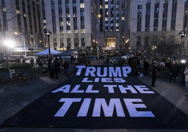 Un grupo de opositores al líder republicano desplegó una pancarta ante el tribunal de Manhattan con la frase 'Trump miente todo el tiempo'.