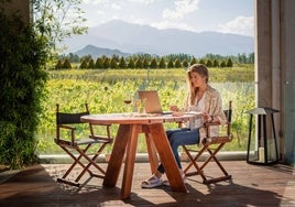 Una trabajadora a distancia asiste a una videconferencia en una casa de campo de la región argentina de Mendoza.