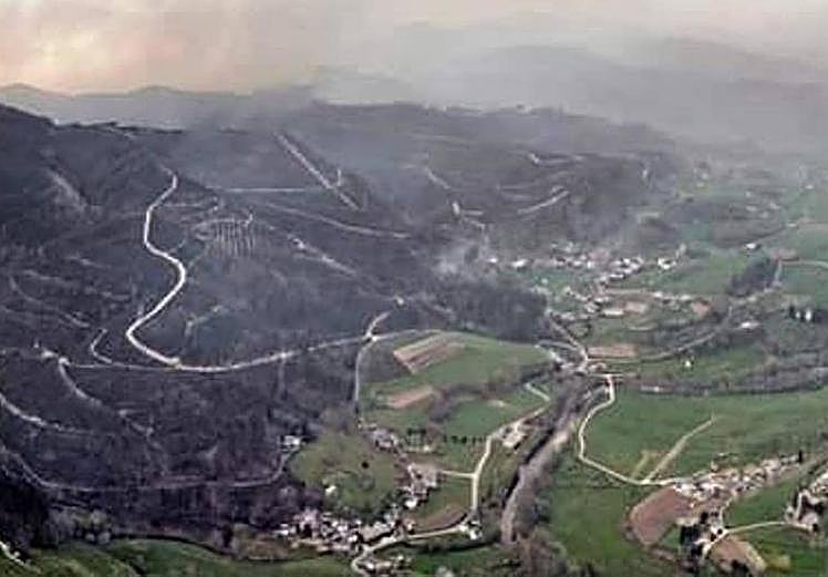 Vista del Valle de Paredes (Asturias), con gran parte de superficie calcinada por el fuego.