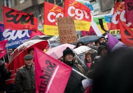 Manifestantes protestan este sábado en la localidad de Vire contra la reforma de las pensiones promovida por Macron.