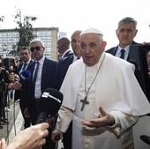 «Todavía estoy vivo», bromea el Papa al recibir el alta hospitalaria