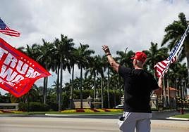 Un seguidor de Trump se manifiesta en West Palm Beach, Florida.