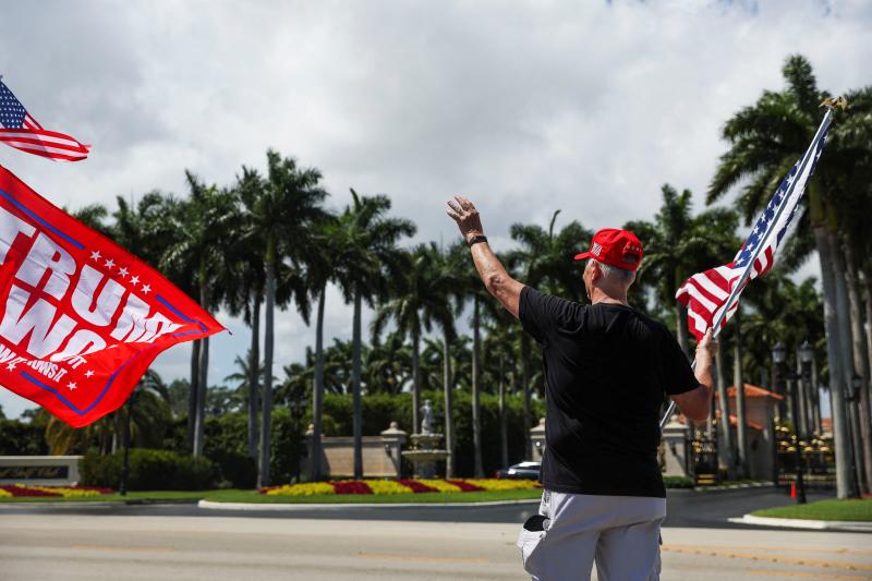 Un seguidor de Trump se manifiesta en West Palm Beach, Florida.