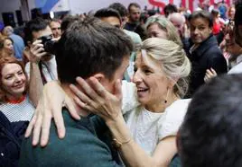 Yolanda Díaz abraza a Íñigo Errejón en el acto de este domingo de Sumar.