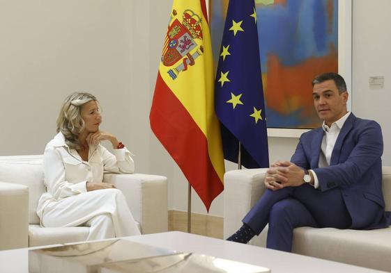 El presidente del Gobierno, Pedro Sánchez (d), con la vicepresidenta segunda y ministra de Trabajo, Yolanda Díaz, en Moncloa.