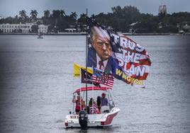 Partidarios de Trump le muestran su apoyo frente a su residencia de Mar-a-Lago.