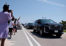 La caravana de vehículos que transporta a Trump deja la mansión de Mar-a-Lago este mediodía