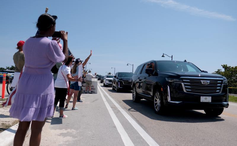 La caravana de vehículos que transporta a Trump deja la mansión de Mar-a-Lago este mediodía