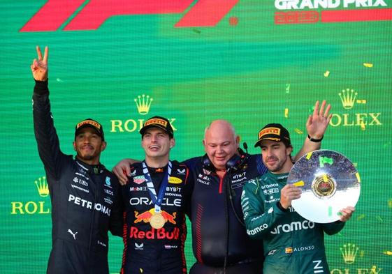 Lewis Hamilton, Max Verstappen y Fernando Alonso, en el podio del Gran Premio de Australia.