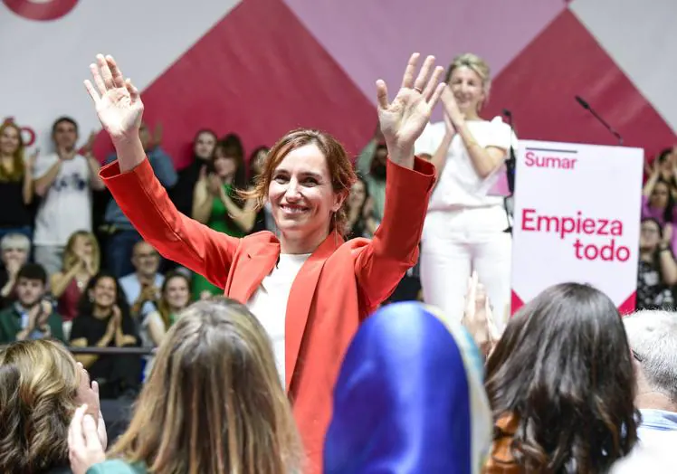 Yolanda Díaz aplaude a Mónica García, líder de Más Madrid, en la presentación de Sumar.
