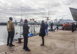 Marineros en el Puerto de Santander, esta mañana, tras el naufragio