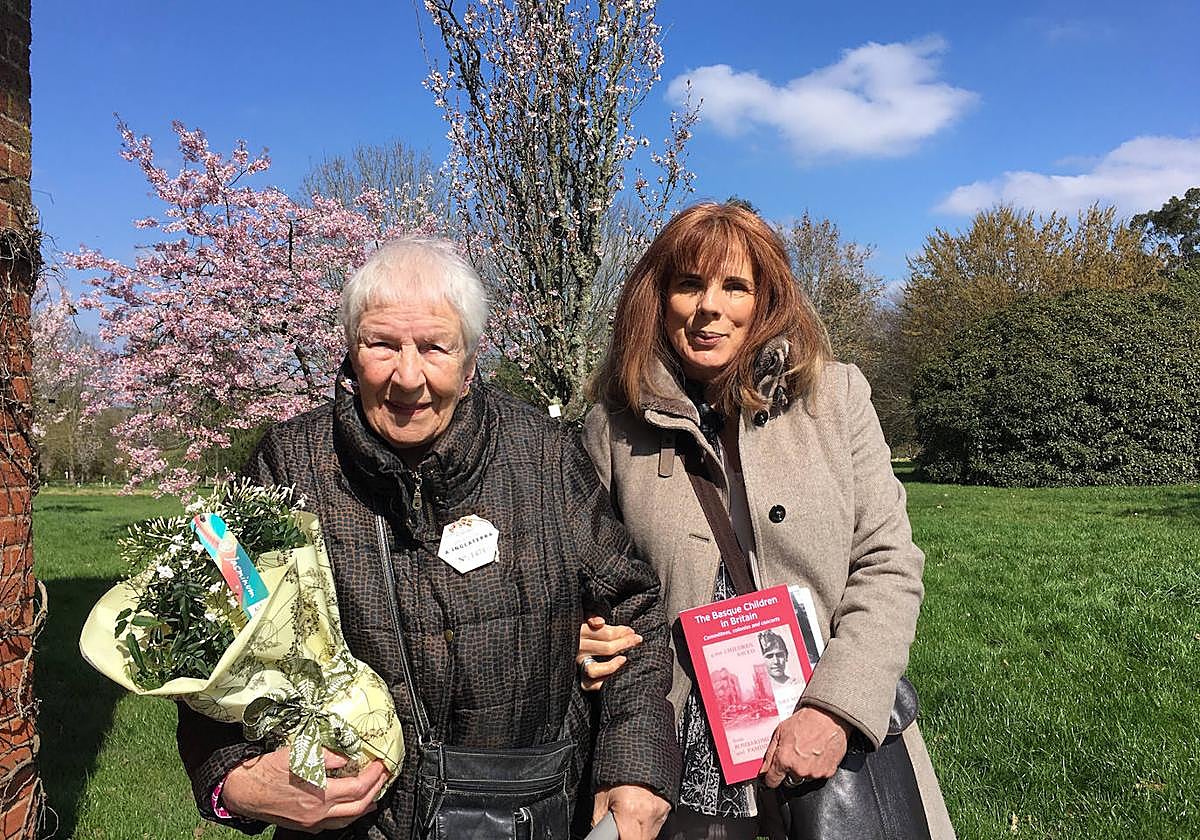 Benita Mendiola, acompañada por su hija Irina.