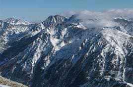 Vista general del pico Carlit desde una de las montañas próximas.