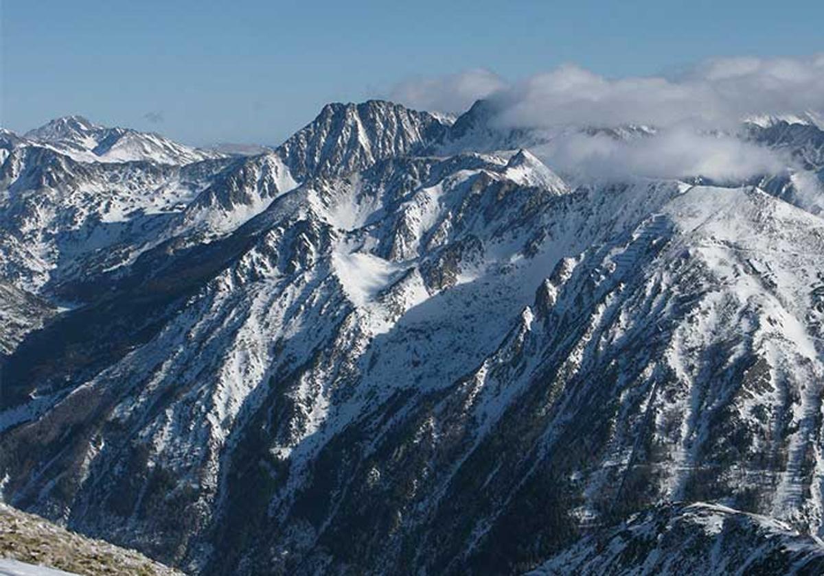 Vista general del pico Carlit desde una de las montañas próximas.