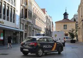 Un vehículo de la Policía Nacional en Palencia.