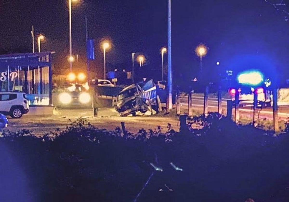 El coche que ha atropellado a los tres peatones estampado contra la valla que separa la carretera del camping.