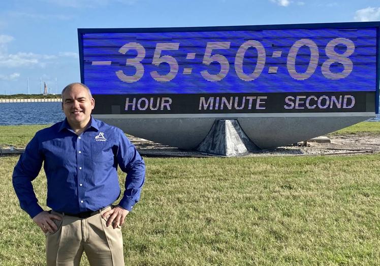 El ingeniero Carlos García-Galán en el Centro Espacial Kennedy días antes del lanzamiento de Artemis I, en noviembre 2022.
