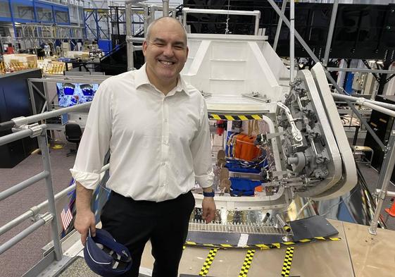 El ingeniero Carlos García-Galán frente a una réplica de la cápsula Orión.