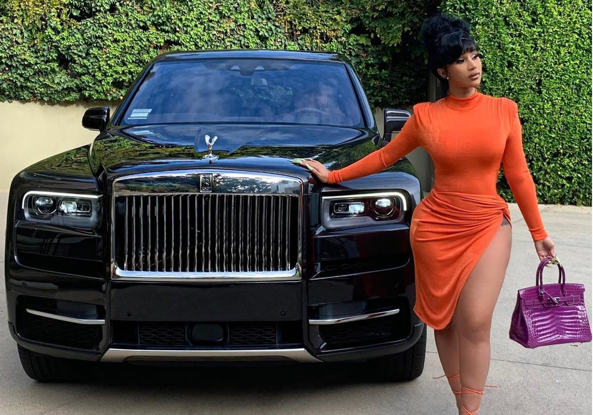La cantante Cardi B con uno de sus lujosos coches
