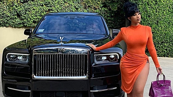 La lujosa colección de coches que la rapera Cardi B no puede conducir porque no tiene carnet
