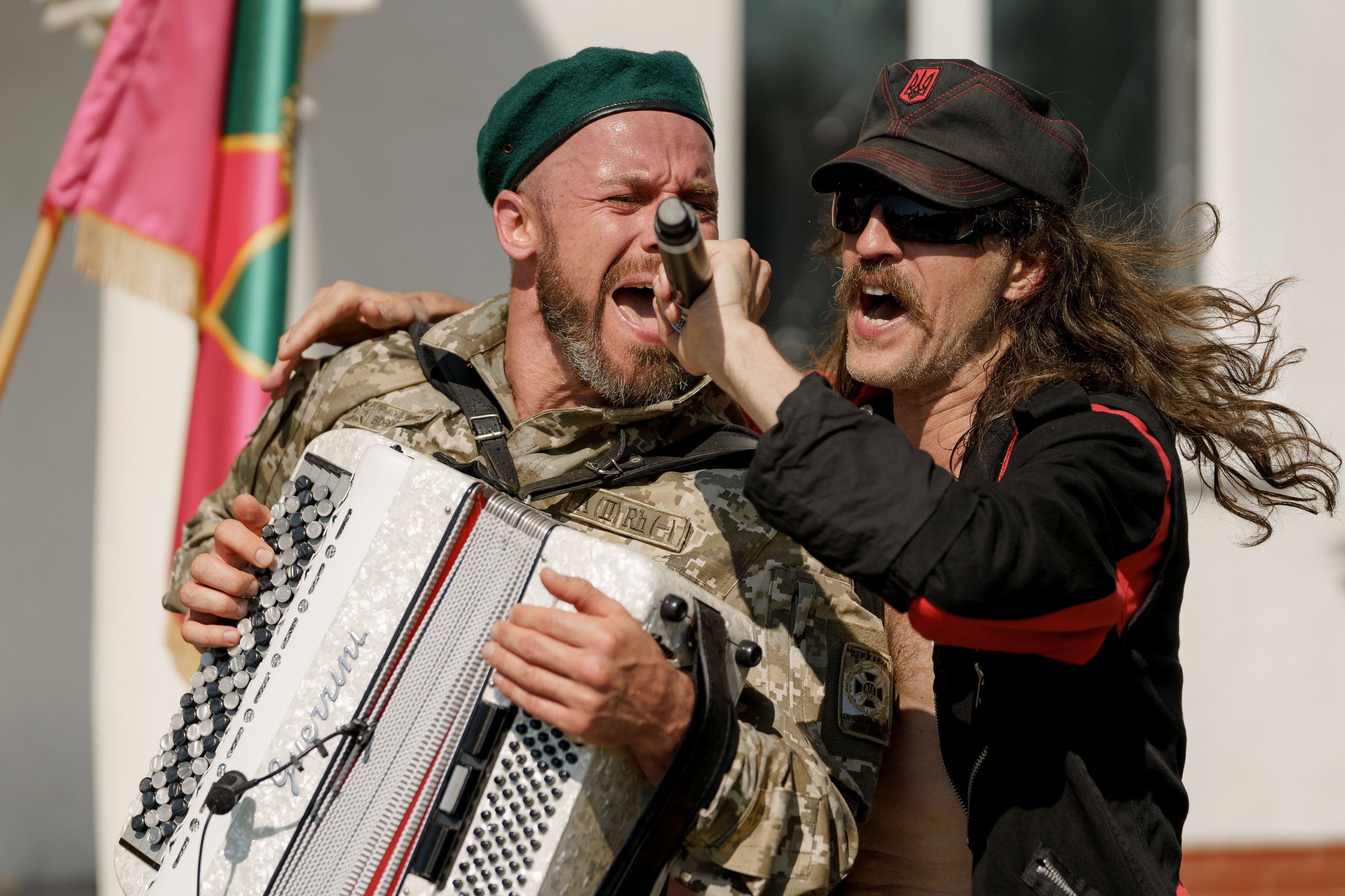 En concierto en Ucrania con un soldado del ejército de Kiev.