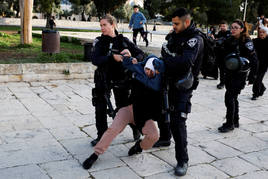 La Policía fronteriza israelí detiene a una mujer palestina en el recinto de Al-Aqsa