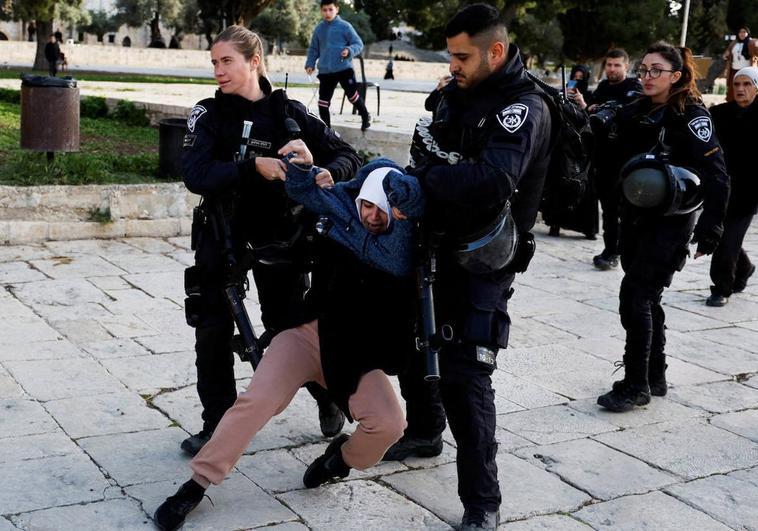 La Policía fronteriza israelí detiene a una mujer palestina en el recinto de Al-Aqsa