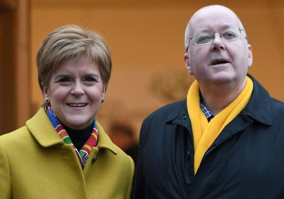 Nicola Sturgeon junto a su esposo Peter Murrell.