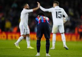 Alejandro Balde se lamenta tras el final del clásico.