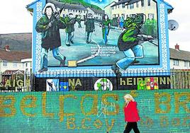 Un mural recuerda en Belfast los años duros del terrorismo.