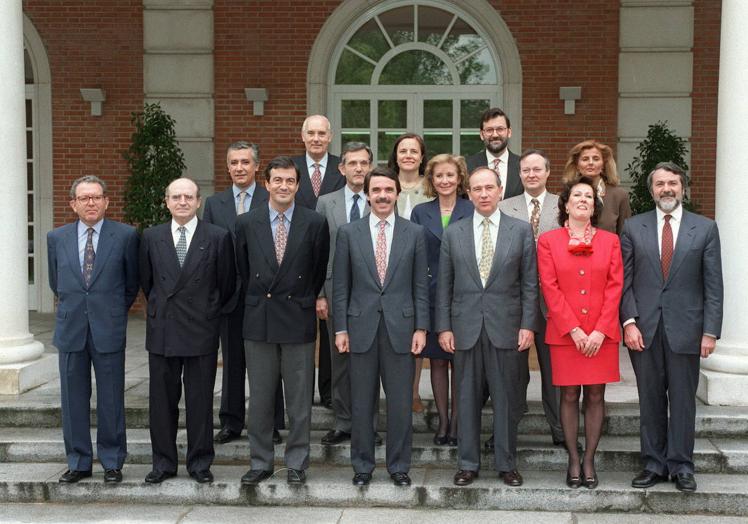 Imagen principal - 1. Piqué, cuarto por la derecha, en la foto de familia del primer Gobierno de Aznar en 1996. 2. Piqué y Rajoy, en un acto electoral del PP catalán en 2006. 3. El exministro, junto a sus homólogos, José Manuel García-Margallo y Alfredo Pérez Rubalcaba. 