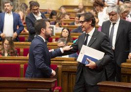 Pere Aragonès saluda al lider del PSC, Salvador Illa, en el Parlament.