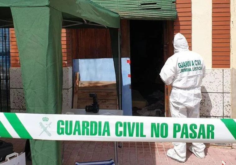 Un miembro de Criminalística de la Guardia Civil, en la vivienda de Sempere.