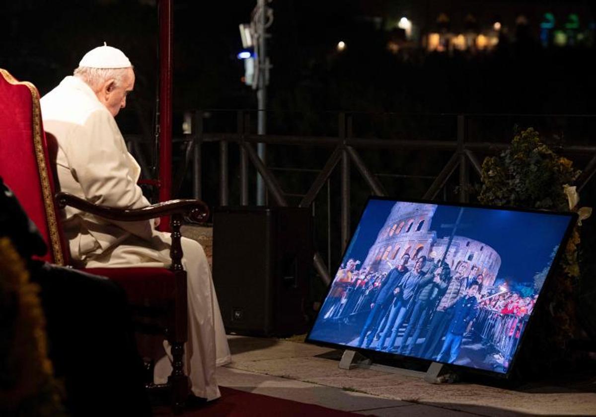 El Papa falló por primera vez al Vía Crucis en Roma por el frío