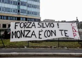 Pancarta de apoyo a Berlusconi frente al hospital