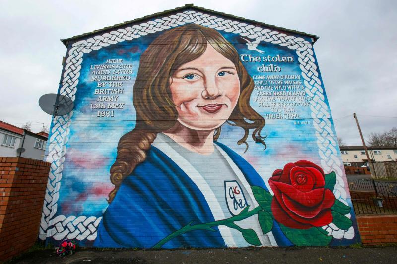 Mural en Belfast en recuerdo de Julie Livingstone, una niña de 14 años que murió por una bala de goma disparada por el Ejército británico en 1981