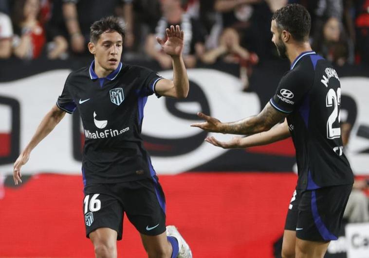 Nahuel Molina y Mario Hermoso celebran el gol del argentino.