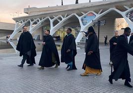 Figurantes de 'Andor', serie televisiva de la saga de 'Star Wars' que se rueda estos días en la Ciudad de las Artes y las Ciencias de Valencia.