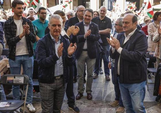 Urkullu y Ortuzar aplauden al inicio del acto del PNV en la Plaza Nueva.