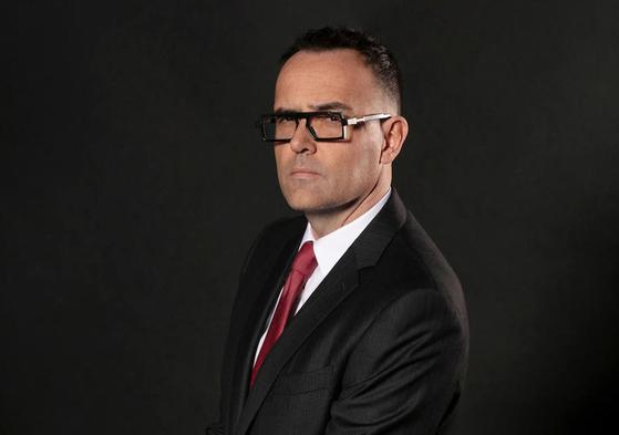 El comunicador, apoyado en su 'Chester'.