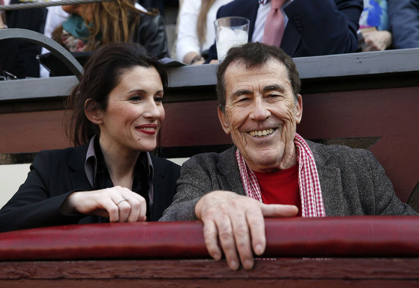 El escritor Fernando Sánchez Dragó junto a su hija y actriz Ayanta Barilli en 2013. Asistieron a la corrida de la Prensa celebrada en la plaza de toros de Las Ventas.