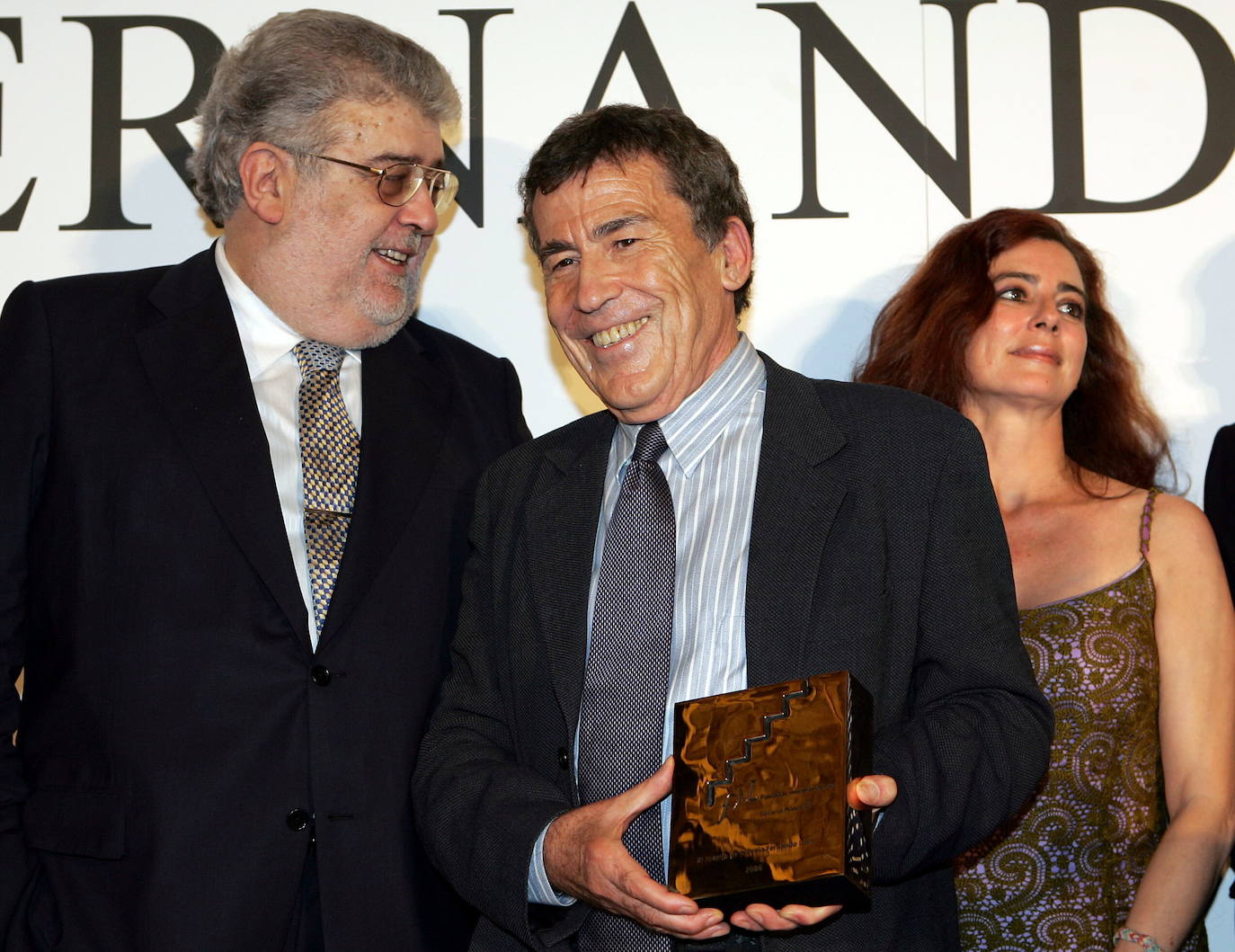 El escritor Fernando Sánchez Dragó ganó el XI premio de novela Fernando Lara en 2006. En la imagen, junto a José Manuel Lara y la escritora Ángeles Caso, miembro del jurado. 