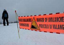 Un cartel alerta del riesgo de avalanchas en la estación de Les Carroz d'Araches.